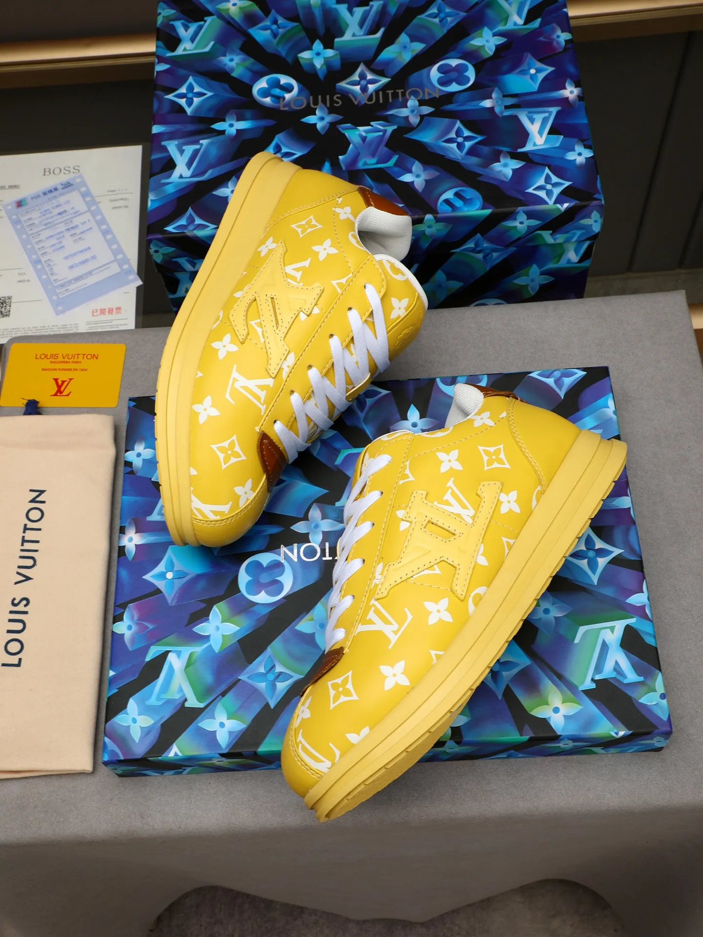 Men's Men's Shoes 💰500 LV Louis Vuitton L Jialu Brand Runner Tatic Series Thick-soled Casual Sports Shoes Running Shoes Original purchase, development, production This LV Runner Tatic sports shoe combines technical materials such as mesh fabric and ribbons to interpret the inspiration of traditional mountaineering shoes. LV letters are written on one side, the lariat buckle of the quick lacing system is embellished with Monogram flowers and Louis Vuitton logos, and the light and wear-resistant rubber outsole completes the whole. ▪️Fabric: Original imported cowhide + mesh ▪️Inner lining: Original customized breathable mesh ▪️Sole: Original open-molded anti-slip rubber combination material ▪️Size: Men's 40-44 (45 46 customized)
